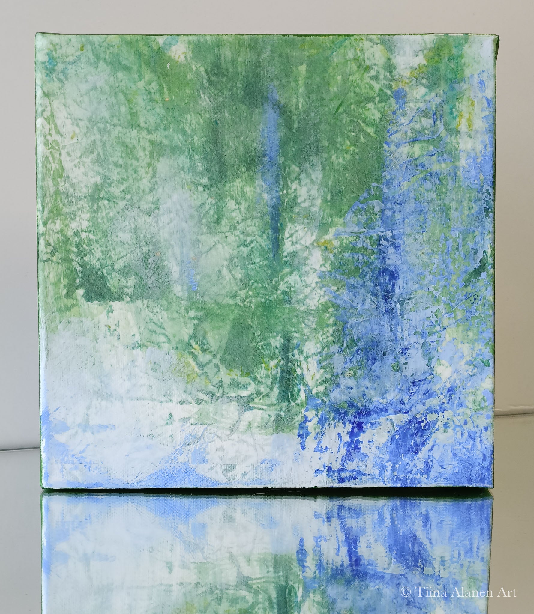 Green, blue an white colors and winter fibes